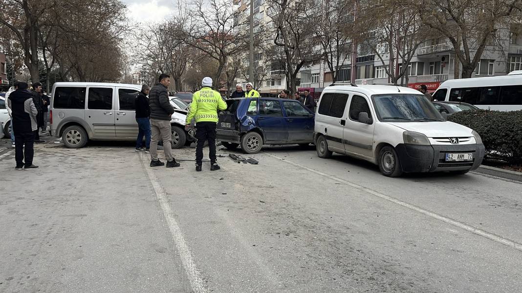 Konya merkezde feci kaza! Kamyonet 7 aracın arasına daldı 2